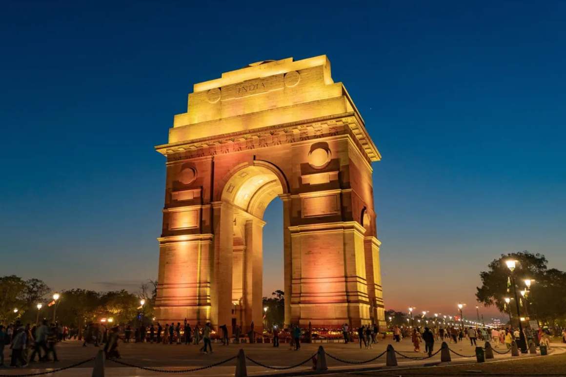 𝐃𝐞𝐥𝐡𝐢 : 𝐖𝐡𝐞𝐫𝐞 𝐇𝐢𝐬𝐭𝐨𝐫𝐲 𝐌𝐞𝐞𝐭𝐬 𝐌𝐨𝐝𝐞𝐫𝐧𝐢𝐭𝐲 of contrasts where ancient forts, vibrant markets, and bustling streets and serene parks. Explore the rich heritage of Old Delhi with its iconic Red Fort and Jama Masjid, or experience the grandeur of New Delhi, home to the India Gate, Qutub Minar, and lush gardens. Whether you’re indulging in delicious street food or immersing yourself in the city's vibrant arts scene, Delhi offers an unforgettable blend of history, culture, and modern charm.