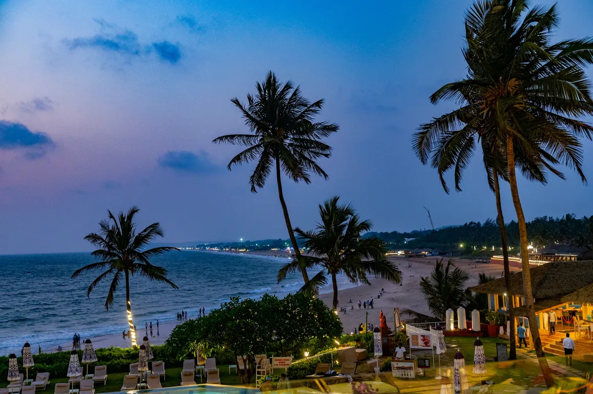 𝐆𝐨𝐚 :𝐈𝐧𝐝𝐢𝐚'𝐬 𝐂𝐨𝐚𝐬𝐭𝐚𝐥 𝐏𝐥𝐚𝐲𝐠𝐫𝐨𝐮𝐧𝐝  Goa, India's beloved beach paradise, is where golden sands meet swaying palms, and the carefree rhythm of life flows as freely as the ocean breeze. From the buzzing beach shacks of Baga and Anjuna to the laid-back calm of Palolem and Agonda, Goa offers a coastline for every kind of traveler. But Goa is more than its beaches. The charming streets of Old Goa whisper tales of Portuguese rule, old churches, colorful colonial homes, and alleys with art and history.