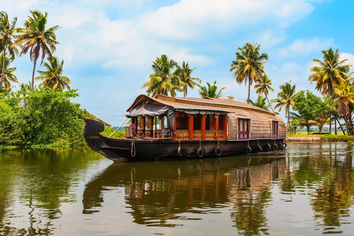 𝐊𝐞𝐫𝐚𝐥𝐚 : 𝐆𝐨𝐝'𝐬 𝐎𝐰𝐧 𝐂𝐨𝐮𝐧𝐭𝐫𝐲, is a lush paradise tucked between the Arabian Sea and the Western Ghats in southern India. Tranquil backwaters of Alleppey on a traditional houseboat. Wander through the tea gardens of Munnar, come alive with mist and green along the coast, the golden sands of Varkala and Kovalam. In Kochi, colonial charm meets modern flair, with Portuguese, Dutch, and Arab influences blending into vibrant art, architecture, and cuisine.